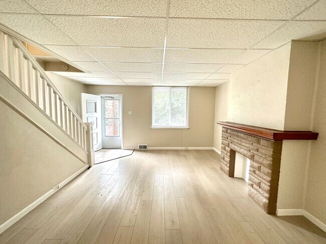 Building Photo - Adorable 2 Bed, 1.5 Bath Home in Beechview - Convenient Location, First Floor Laundry - Available...