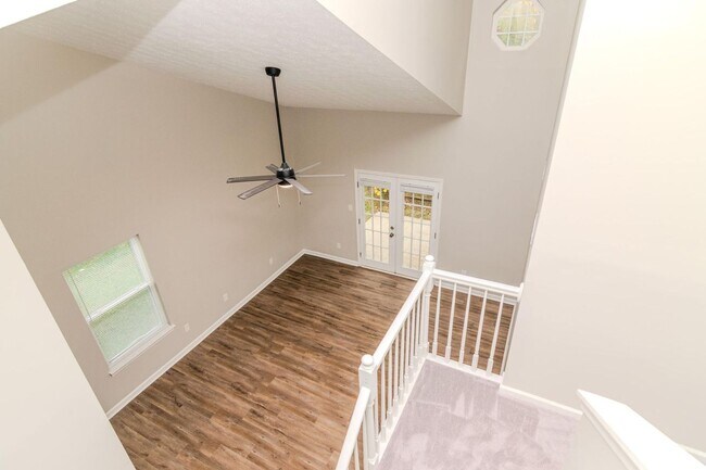 Building Photo - Beautifully updated 3 bedroom, 2.5 bath townhouse in a fantastic Lexington location!