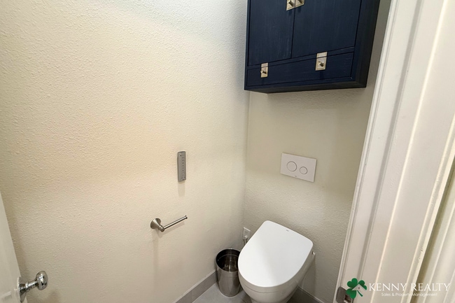 Building Photo - Spacious 3 bedroom, 2.5 Bathroom Condo w/ ...
