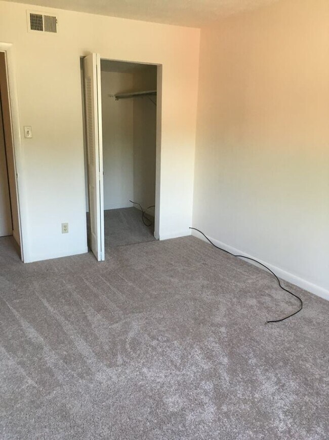 Building Photo - Twelve Oak Apartments