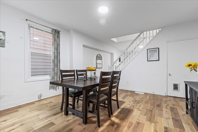 Building Photo - Renovated 3-bed, 2.5-bath house in Heart o...