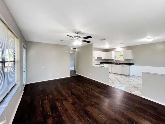 Building Photo - Cozy Inside, Spacious Outside: Fort Myers 2 Bed / 1 Bath + Giant Lawn + W/D Hookups — Pets Accepted