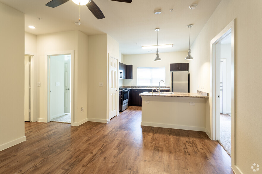 2BR, 2BA - 829SF - Urban Oaks