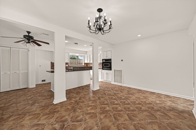 Building Photo - 1007 Apache Falls Dr