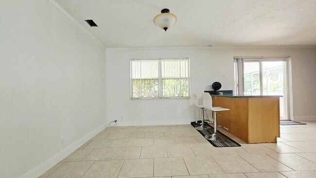 Building Photo - 911 Burch Dr