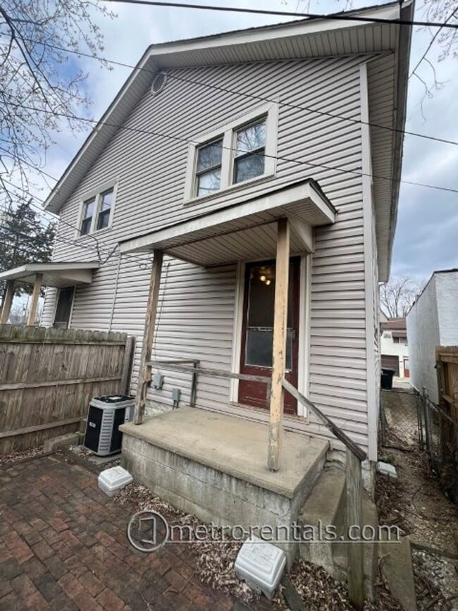 Building Photo - 333-335-335 E Duncan St