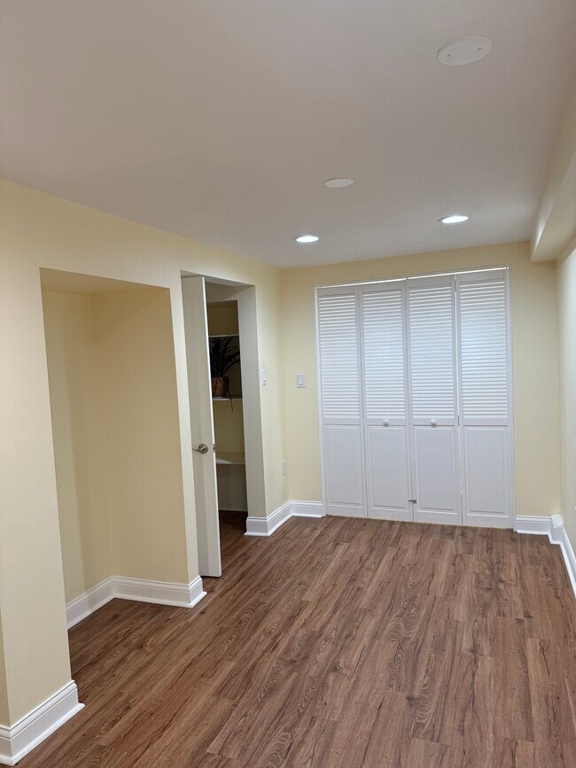 Building Photo - 4143 W Roscoe St