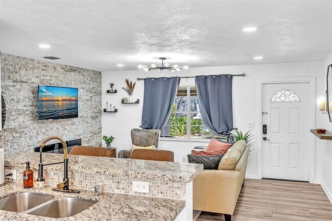 Building Photo - 4633 SW 28th Ave