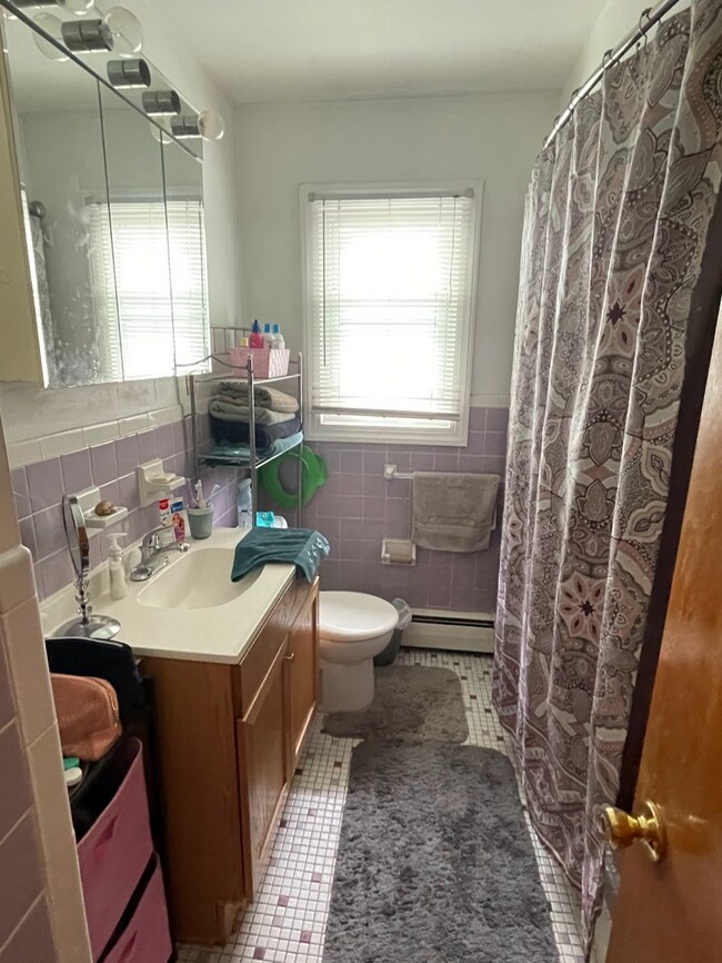 full bathroom - 4 Bank St