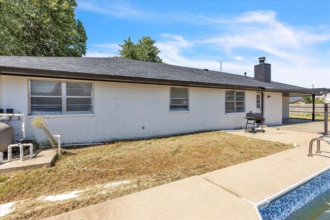 Building Photo - 9800 Willow Wind Dr
