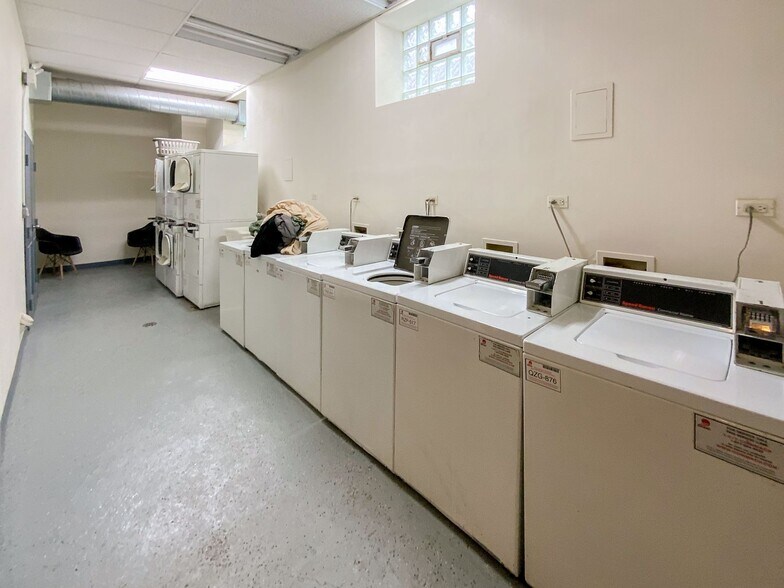 Building Photo - 3917 N Pine Grove Ave