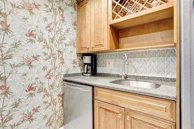 Building Photo - 3215 SE 10th St