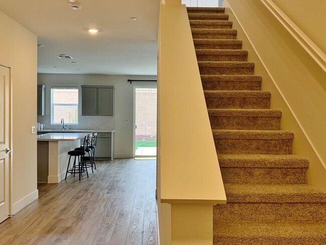 Building Photo - 4 Bedroom Home in Hollister