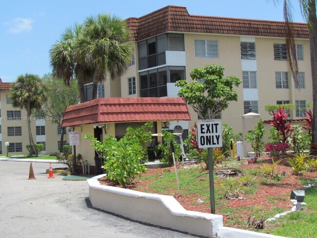 Building Photo - 4158 Inverrary Dr