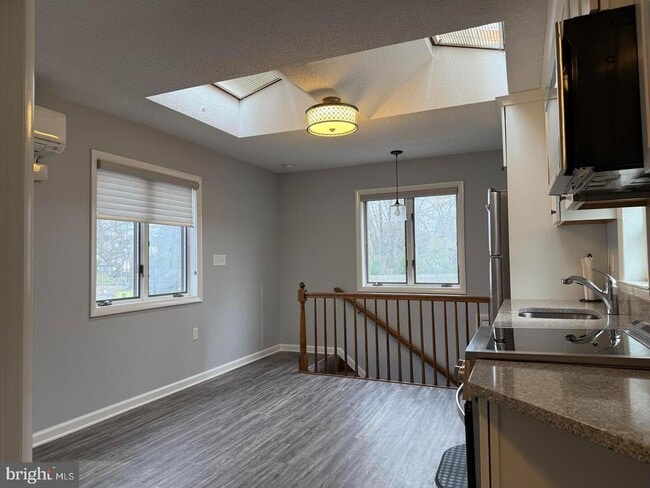 Building Photo - 353 Savannah Rd