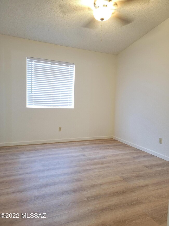 Building Photo - 9689 N Donegal Pl