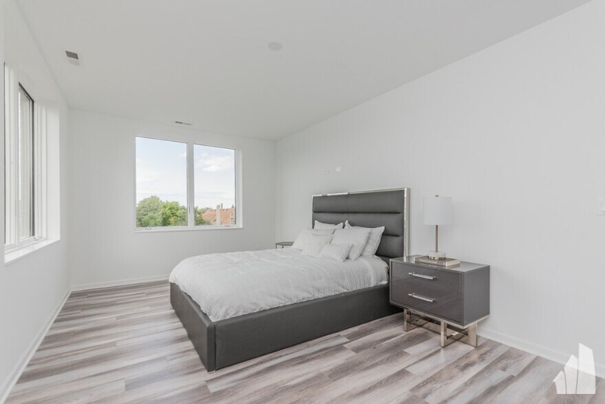 Building Photo - 2534 W Fullerton Ave