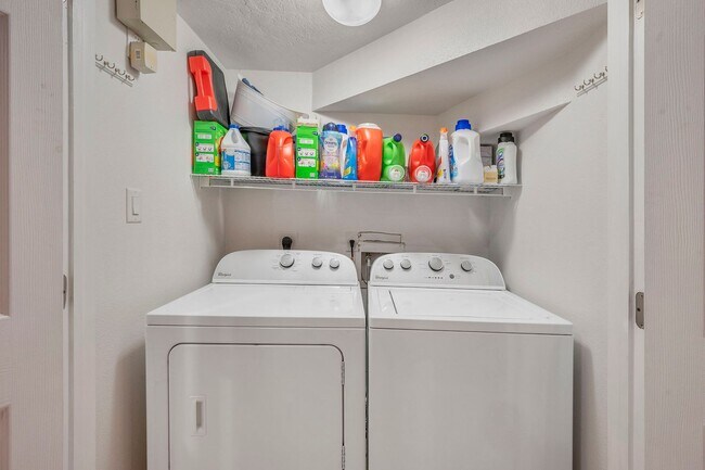 Building Photo - August 2026 Pre-Lease 4 bed Lakeridge - NO CARPET!