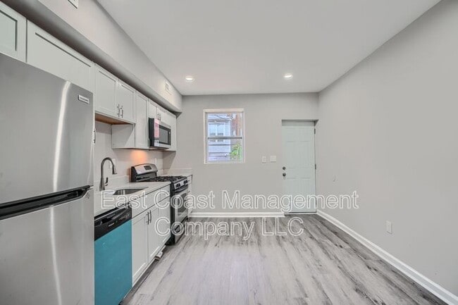Building Photo - 2622 Llewelyn Ave