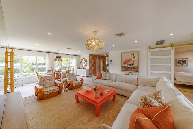 Building Photo - 225 Russlyn Dr