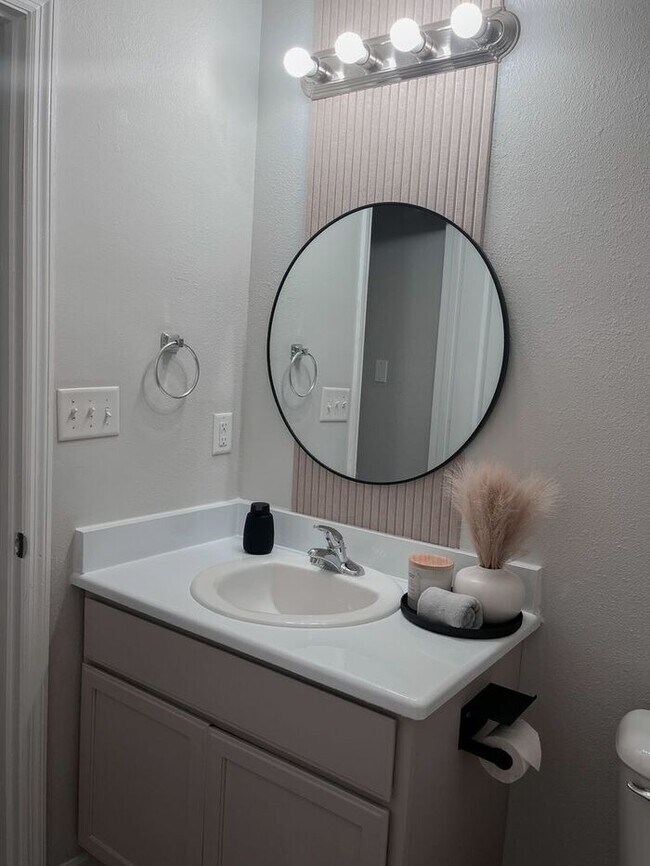 Building Photo - Beautiful Townhouse