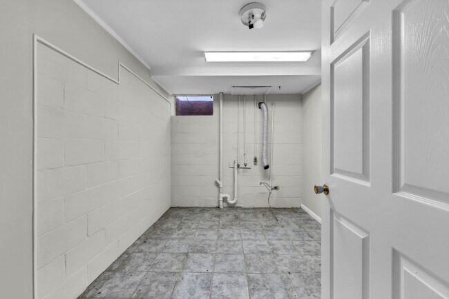 Building Photo - 780 Rossview Rd