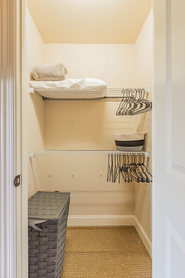 Building Photo - Fully Furnished Home!