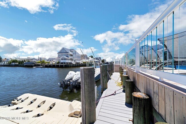 Building Photo - 347 Bay Ln