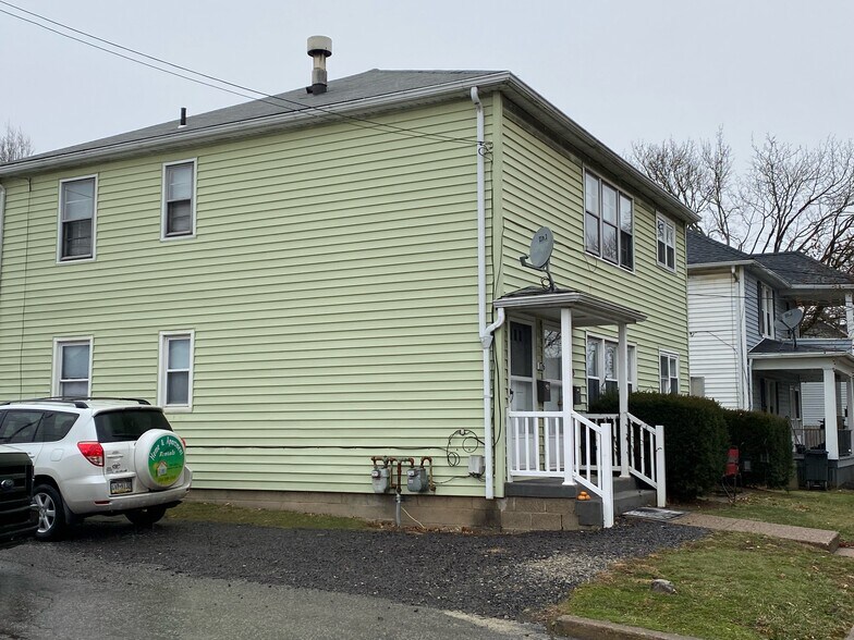 2nd Floor 2 bedroom apartment - 176 N 4th St