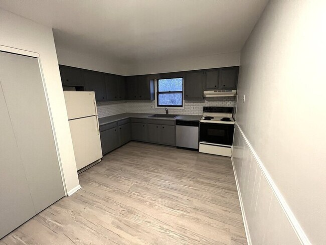 Building Photo - 2068 Andrew St SE