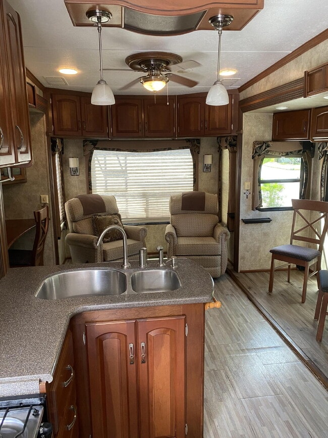 Building Photo - Cozy Retreat in St. Cloud: Your Next Seren...