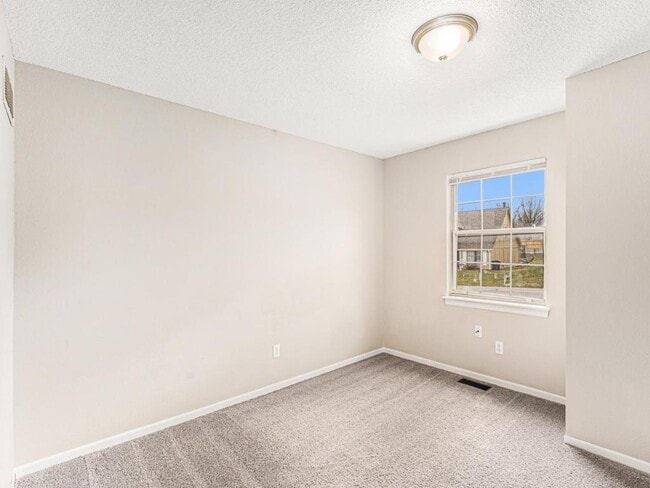 Building Photo - 810 SW Pinebrook Village Ct