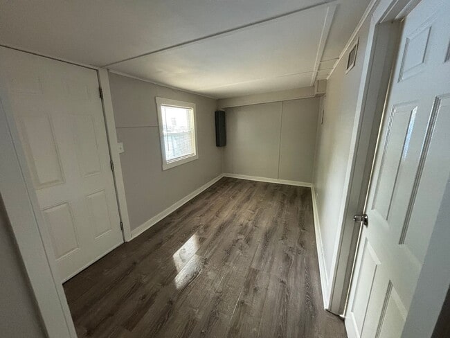 Building Photo - 2 bed 1 bath