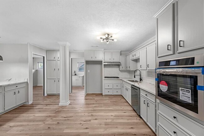 Building Photo - 213 Westview Dr