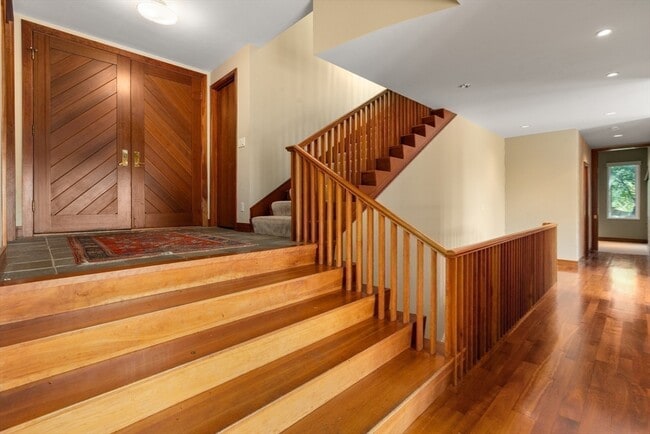 Building Photo - 225 Kenrick St