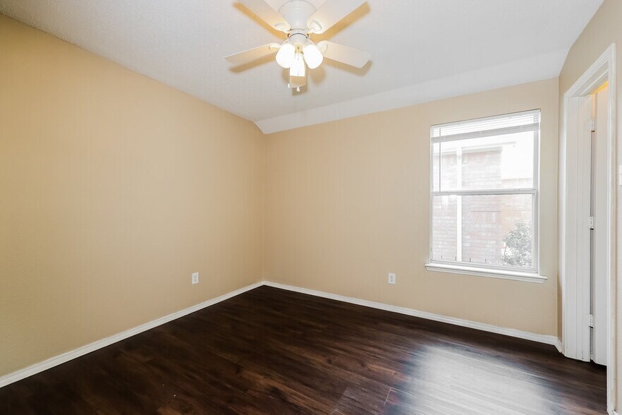 Building Photo - 2021 Wildwood Dr