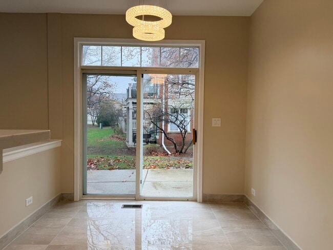 Building Photo - 431 Pine Lake Cir