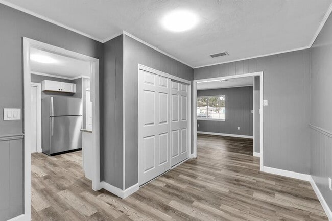 Building Photo - 815 Sherwood Dr