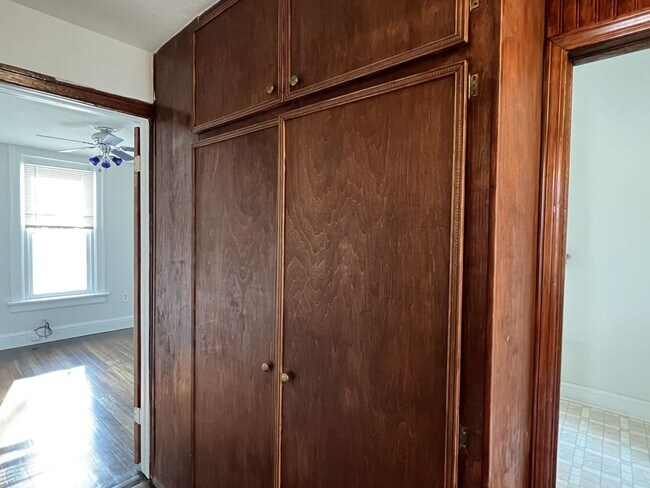 Building Photo - Beautiful original woodwork!  3 bed South Omaha home!