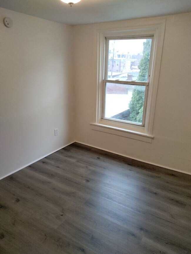 Building Photo - 3 Bedroom/1.5 Bathroom House in Allentown!