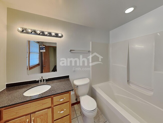 Building Photo - 2006 Oak Forest Dr