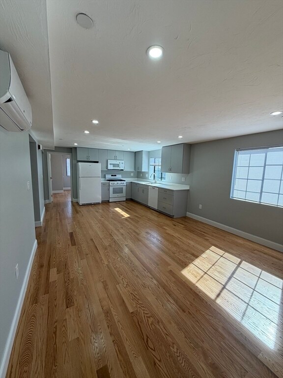 Building Photo - 292 Main St