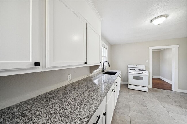 Building Photo - Cute 2 Bed 1 Bath Remodeled Home W/basemen...