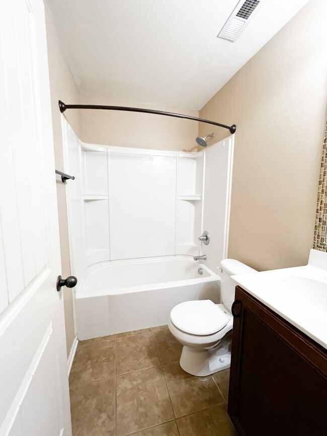 Building Photo - 2 Bedroom 1.5 Bath Townhome