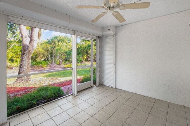 Building Photo - 2 bed + den 2 bath condo, just 2.5 miles from the beach!