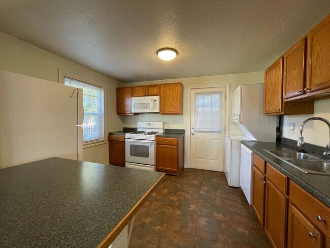 Building Photo - $0 DEPOSIT OPTION! TIMELESS VINTAGE CHARM: 2-BED, 1-BATH UNIT IN A CHARMING TRIPLEX