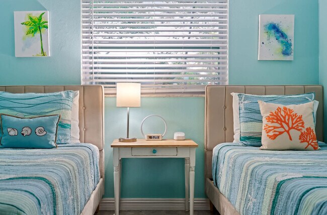 Building Photo - 1341 Bayview Dr