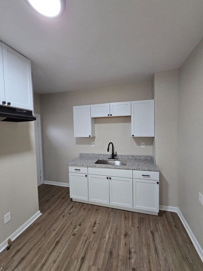 Building Photo - Fully Renovated 3-Bedroom Home – Move-In R...
