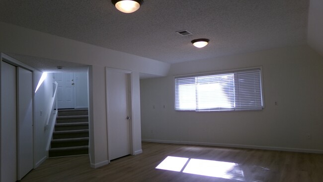 Building Photo - 924 Queens Ct