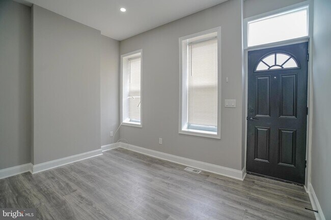 Building Photo - 1535 W Seltzer St